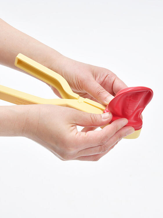 ポウズジョーズの溝にラバードッグブーツをはめ込みます