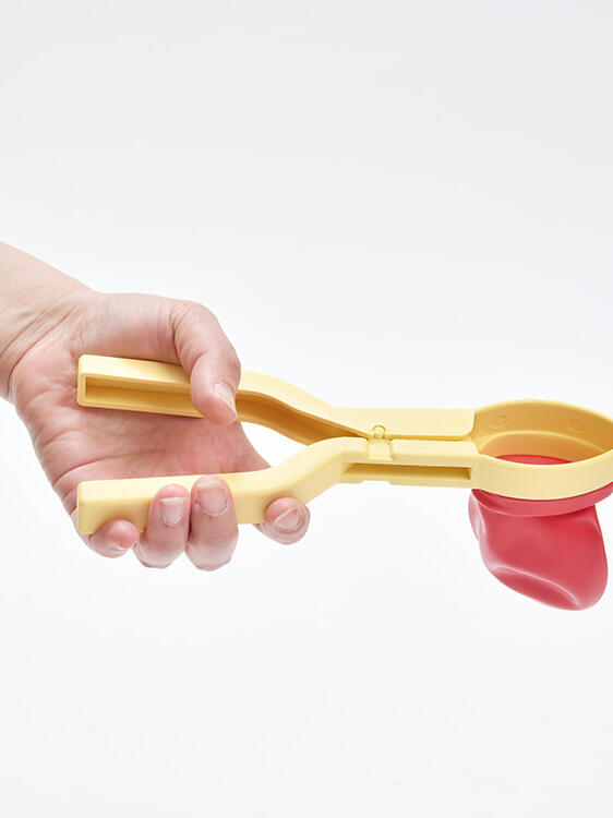 ポウズジョーズのハンドルを握るとラバードッグブーツの履き口が開きます